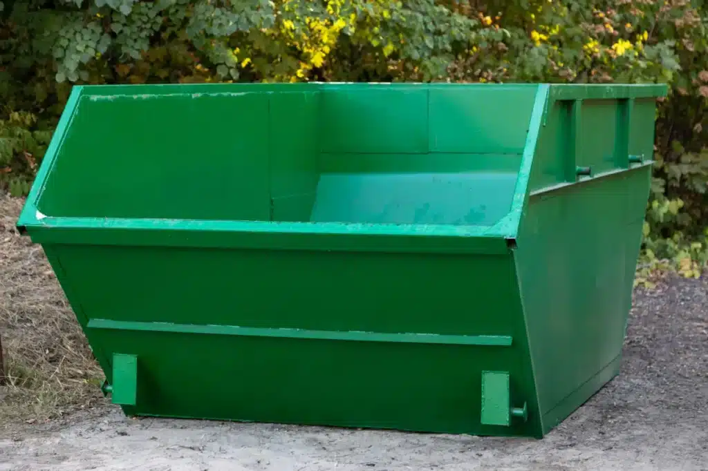 grande benne verte vide prête à être louée pour la collecte de déchets, idéale pour les travaux et le débarras de matériaux